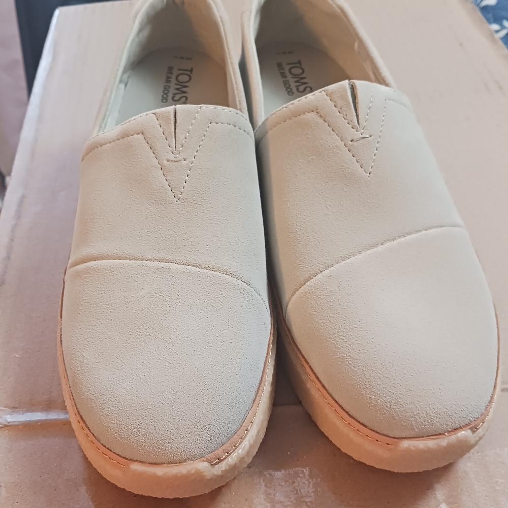 TOMS  Premium Suede Flats- Cream -Size 11- New In Box